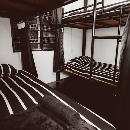 House Of Wolves Hostel Pantai Cenang  Exterior photo