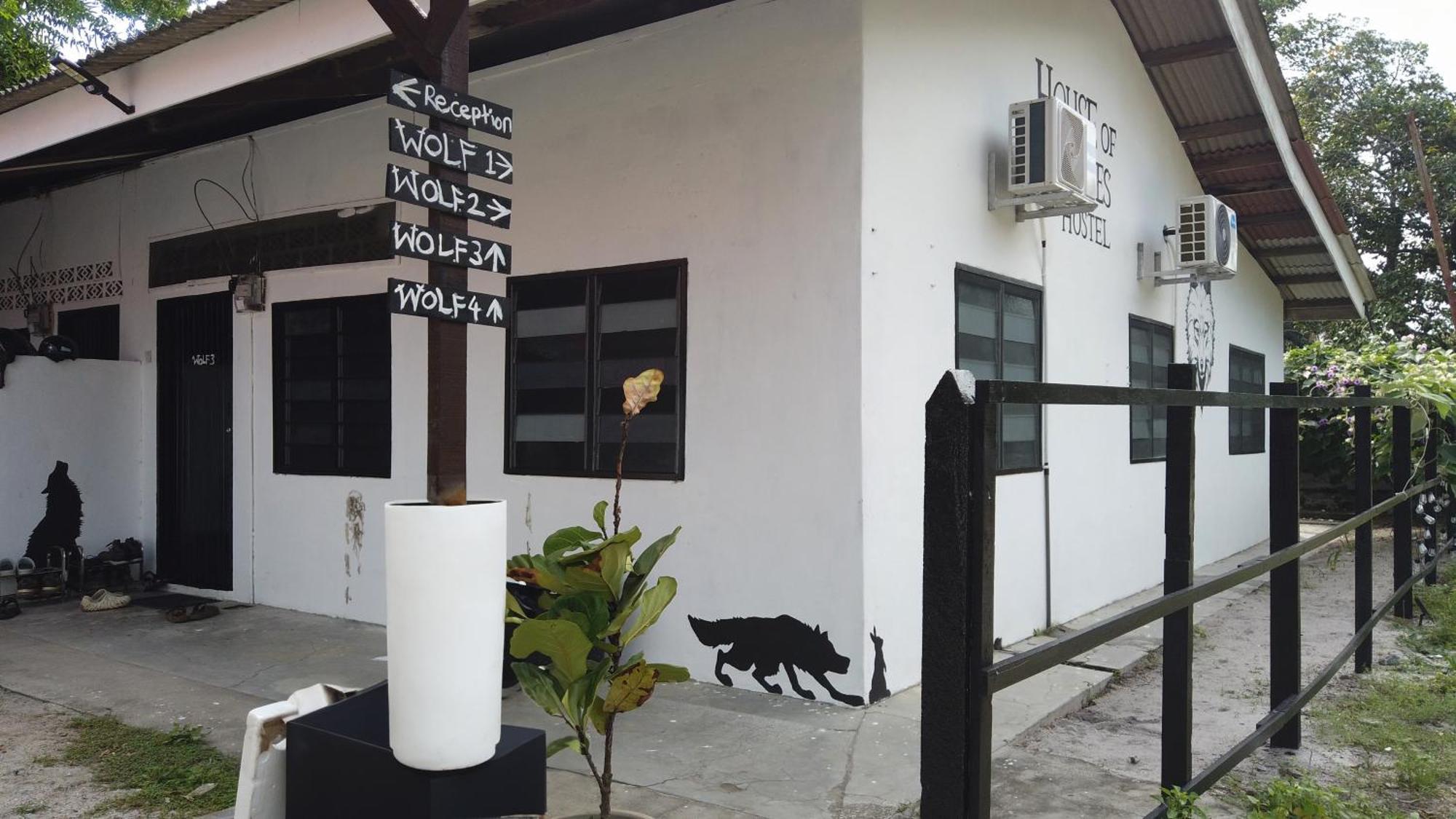 House Of Wolves Hostel Pantai Cenang  Exterior photo